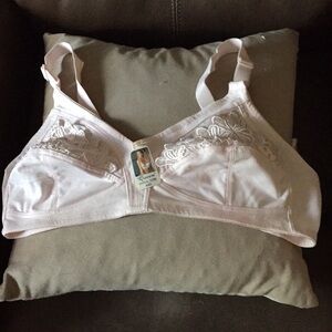 Queen bras size 44D color light pink new